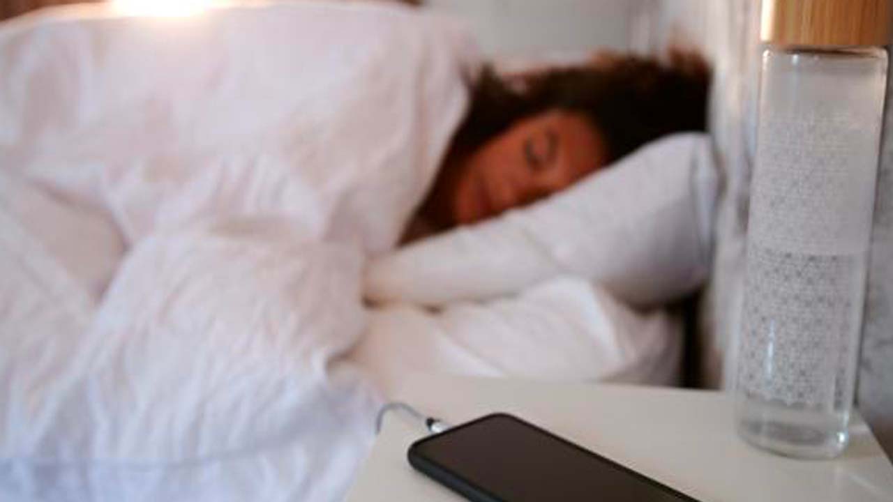 Apagar el móvil mientras duermes