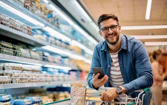 usar el móvil en el supermercado