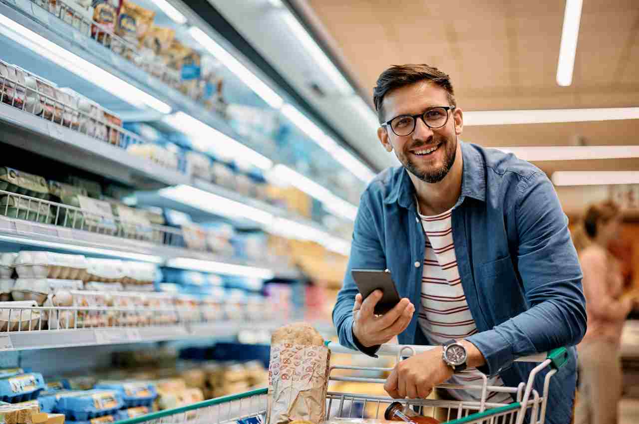 usar el movil en el supermercado