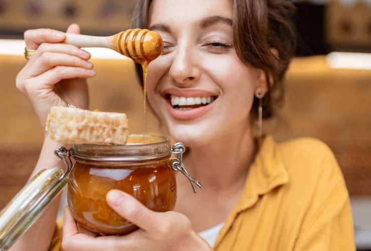 Mujer tomando miel