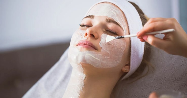 Mujer con mascarilla. 