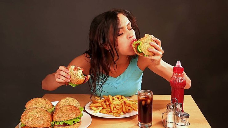 Mujer comiendo. 